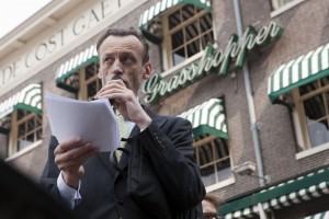 Floris Tilanus leest zijn inleiding bij de daklijst met de beroemde woorden: De Cost Gaet voor de Baet Uyt.foto Govert Driessen