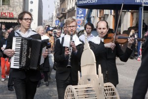 Kay Krijnen, Bart de Kater en Joris van Beek vooraan in de stoet (foto Govert Driessen)