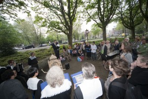 Laatste stop voor het aanbieden aan Klaas Knot, aan de voet van de bank (foto Govert Driessen)